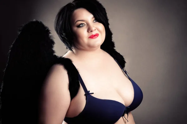 Úsměvem Krásná Tlustá Žena Velkými Prsy Podprsence Černými Křídly — Stock fotografie