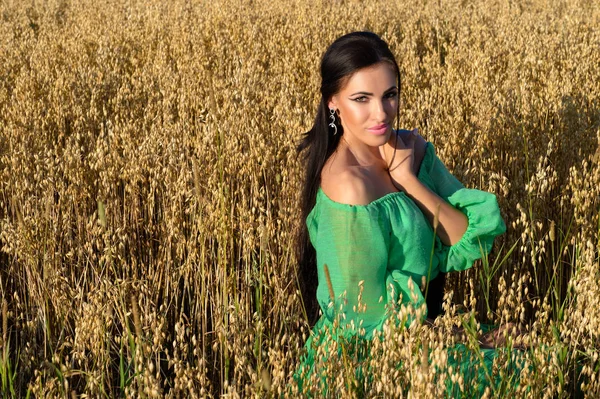 Charming Brunette Woman Sitting Wheat Field Green Dress — Stock Photo, Image