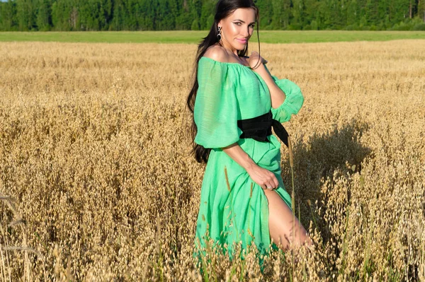 Чуттєва Брюнетка Жінка Стоїть Полі Пшениці Зеленій Сукні — стокове фото