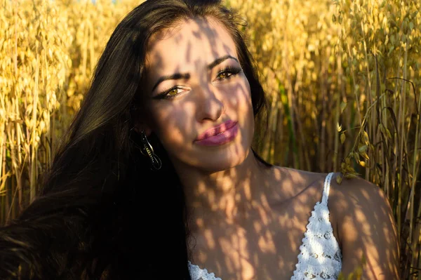 Belo Retrato Encantadora Mulher Morena Sol Perto — Fotografia de Stock