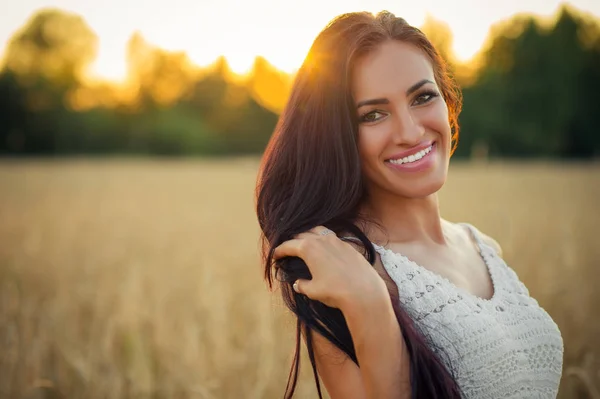 Retrato Hermosa Mujer Sonriente Atardecer Primer Plano — Foto de Stock