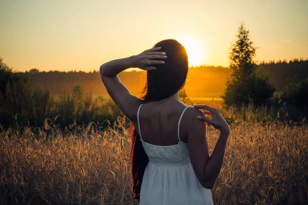 Струнка Молода Брюнетка Дивиться Захід Сонця Влітку — стокове фото