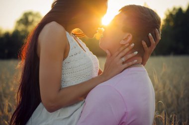 akşam öpücük aşk çekici çift