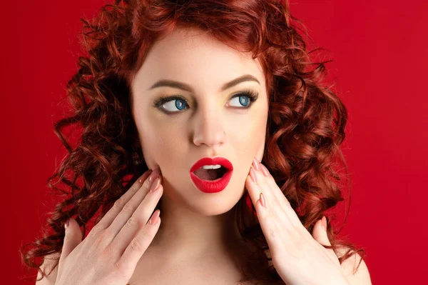 Bela Mulher Surpreso Com Maquiagem Brilhante Cachos — Fotografia de Stock