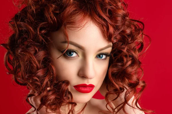 Retrato Sensual Encantadora Mujer Con Pelo Rojo — Foto de Stock