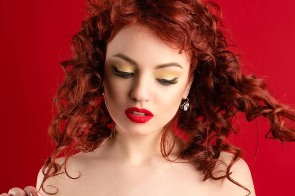 Mujer Encantadora Con Maquillaje Brillante Hermoso Pelo Rizos — Foto de Stock