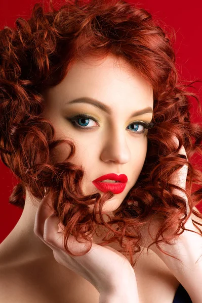 Charming Caucasian Woman Red Hair Bright Makeup — Stock Photo, Image