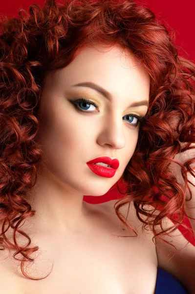 Mujer Hermosa Con Pelo Rojo Maquillaje Brillante — Foto de Stock