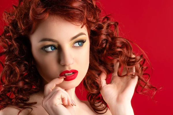 Hermosa Mujer Con Pelo Rojo Pensamiento Primer Plano — Foto de Stock