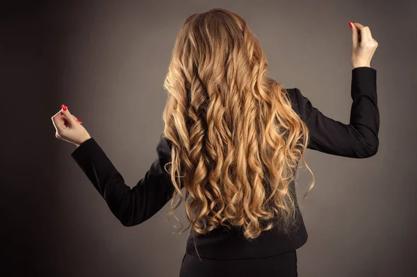 Femme Affaires Réussie Avec Magnifiques Cheveux Ondulés — Photo