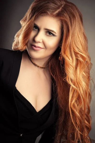 Kıvırcık Saçlı Portre Büyüleyici Kadın — Stok fotoğraf