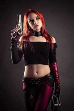 elinde silah ve durumda takım elbiseli lüks kadın