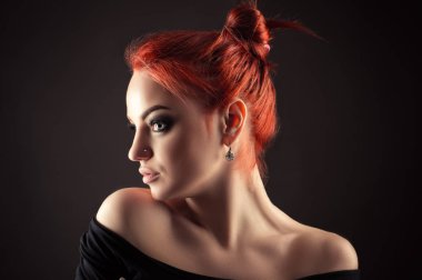 profil yüzünde koyu makyaj ile büyüleyici kadın