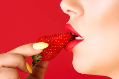 güzel şehvetli dudaklar ve çilek 