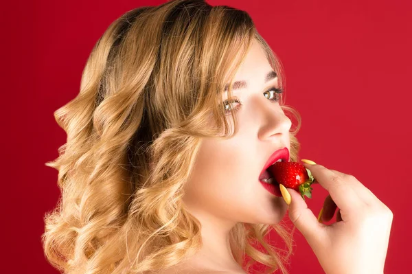 Hermosa Joven Rubia Come Fresas Con Crema — Foto de Stock