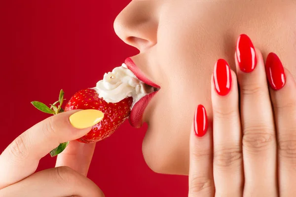 イチゴとクリームクローズアップの官能的な唇 — ストック写真