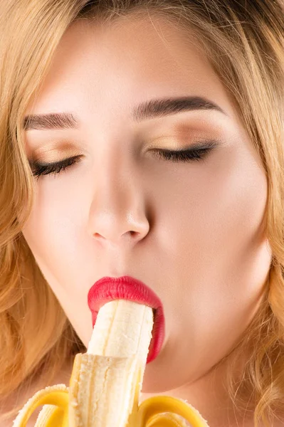 Aantrekkelijke Vrouw Sensuele Eet Banaan — Stockfoto