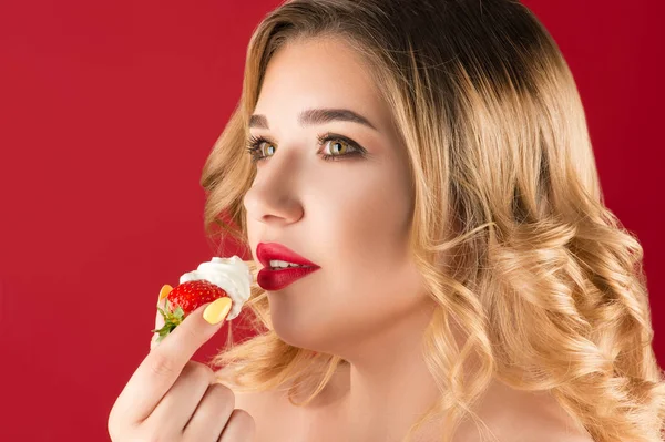 Mooie Jonge Vrouw Met Crème Aardbeien — Stockfoto