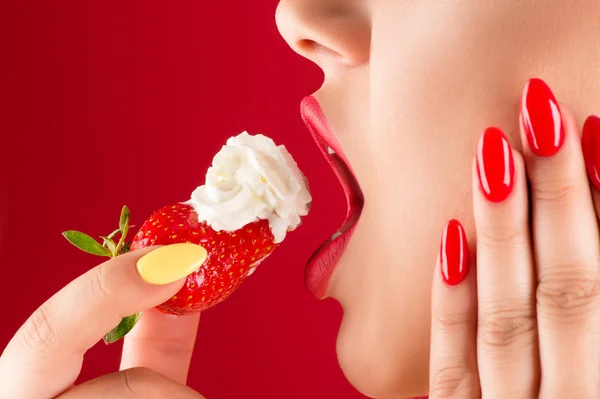 Woman Sensual Lips Eats Strawberries Cream — Stock Photo, Image