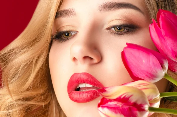 赤い唇と花をクローズアップ官的な女性 — ストック写真
