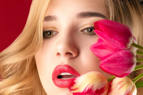Hermosa Mujer Retrato Sorprendido Con Maquillaje Brillante Flores Cerca — Foto de Stock