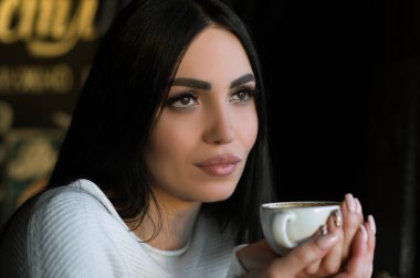 kafede kahve fincan ile güzel esmer 