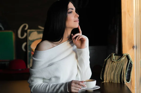 Мріяла Брюнетка Жінка Кафе Чашкою Кави — стокове фото