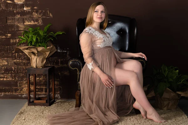 의자에 매력적인 임산부 — 스톡 사진