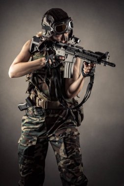 stüdyo da tüfekli asker vuruldu