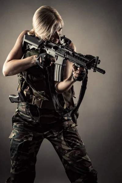 Жінка Солдат Зброєю Руках — стокове фото