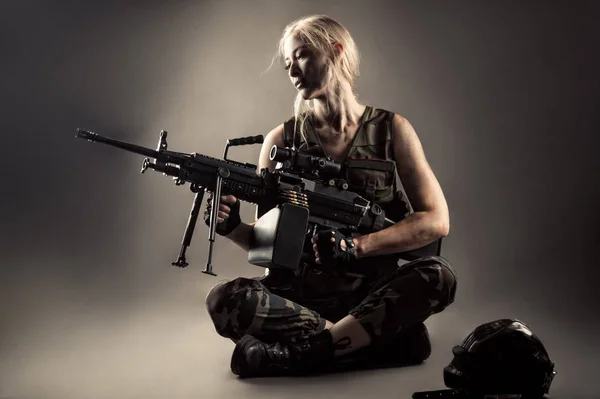 手に機関銃を持つ魅力的なブロンドの女性 — ストック写真
