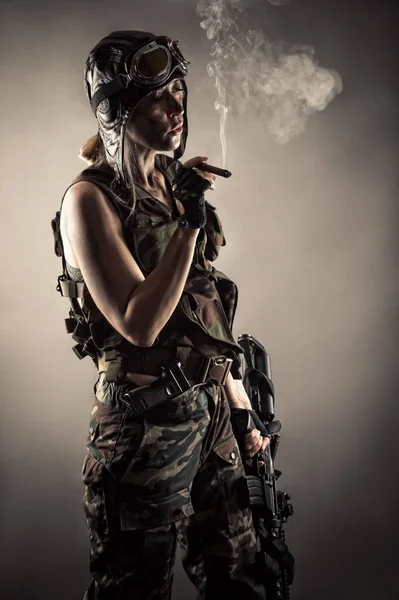 Frau Uniform Mit Gewehren Raucht Zigarre — Stockfoto
