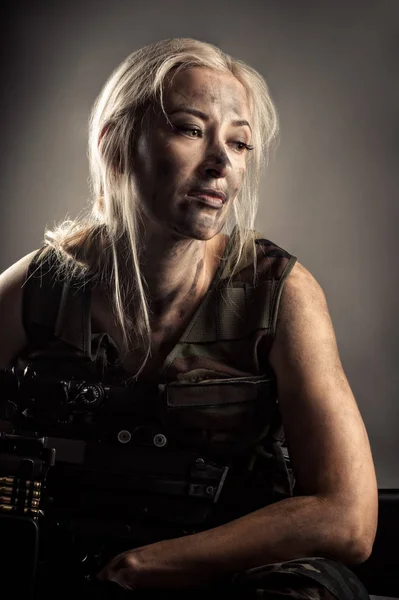 Porträt Einer Nachdenklichen Frau Mit Maschinengewehr Der Hand — Stockfoto