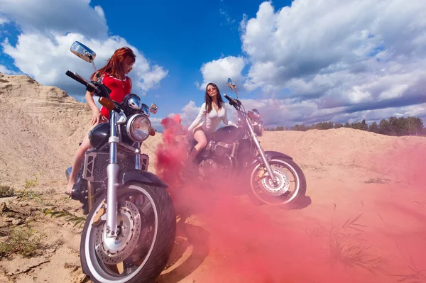 Due Sensuale Donna Moto Con Fumo Rosso — Foto Stock