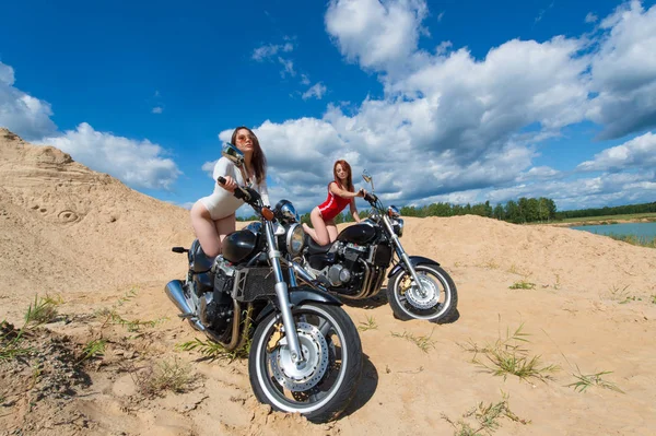 Due Sensuale Donna Costume Bagno Rilassante Sulle Moto — Foto Stock