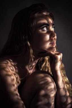 Güzel, çıplak kadın portresi.