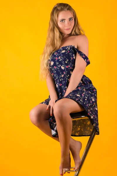 Bela Mulher Sexy Vestido Fundo Amarelo — Fotografia de Stock