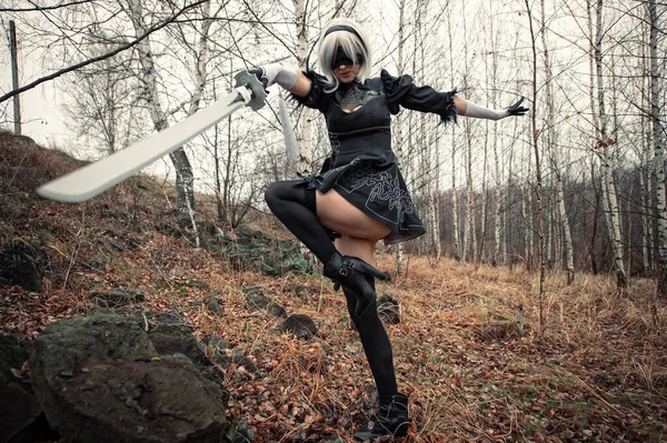 黒いドレスと剣で森の中のコスプレの美しい女性 — ストック写真