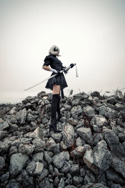 Wanita Cosplay Dengan Pedang Dalam Setelan Berdiri Atas Batu — Stok Foto