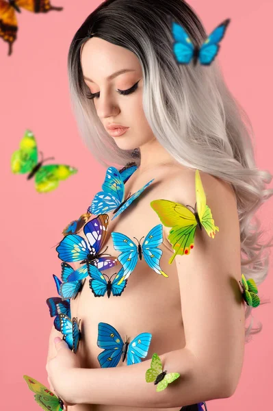 나비가 아름다운 금발의 로열티 프리 스톡 사진