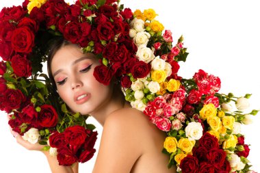 Beyaz arka planda gülleri olan çekici bir kadın.