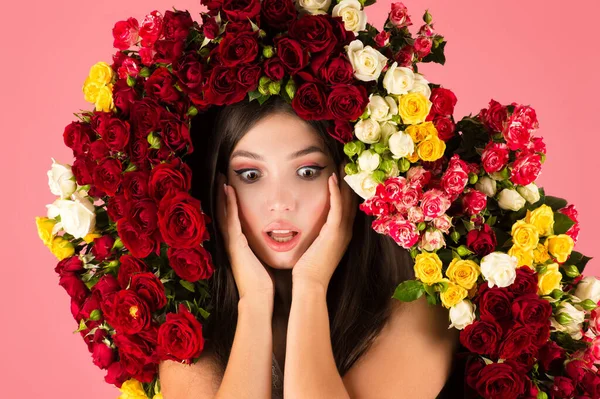 頭にバラの花束を持つ美しい女性 — ストック写真