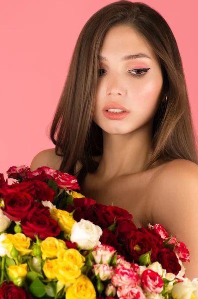 분홍빛 화장과 꽃으로 아름다운 여인의 — 스톡 사진