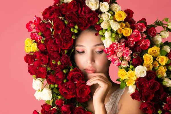 Affascinante Ritratto Donna Pensierosa Con Fiori Rosa — Foto Stock