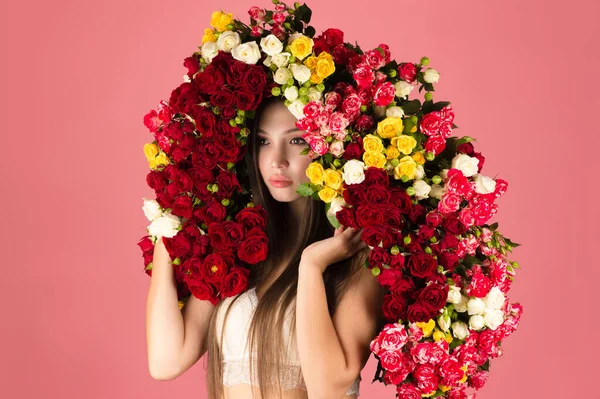 Femme Luxe Avec Bouquet Roses Sur Tête Sur Fond Rose — Photo