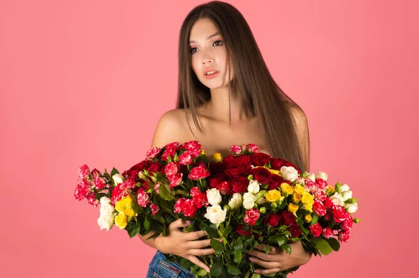 Bella Bruna Con Rose — Foto Stock