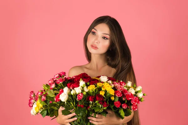 年轻美丽的女人 花朵与粉红的背景隔离 — 图库照片
