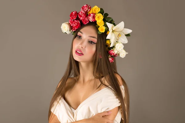 Mulher Sensual Com Flores Cabeça Vestido — Fotografia de Stock