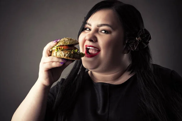 Retrato Mujer Gorda Comer Hamburguesa — Foto de Stock