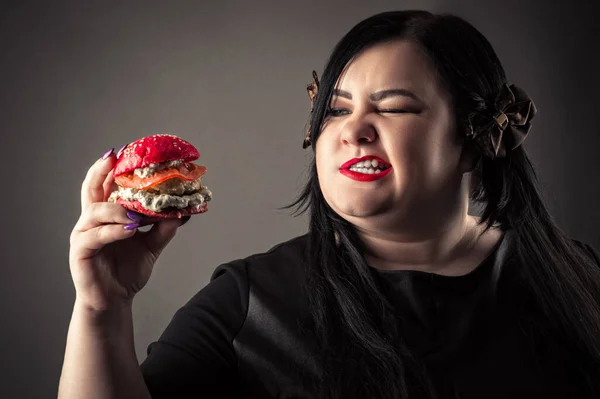 Portrét Atraktivní Tlustá Žena Jíst Červený Hamburger — Stock fotografie